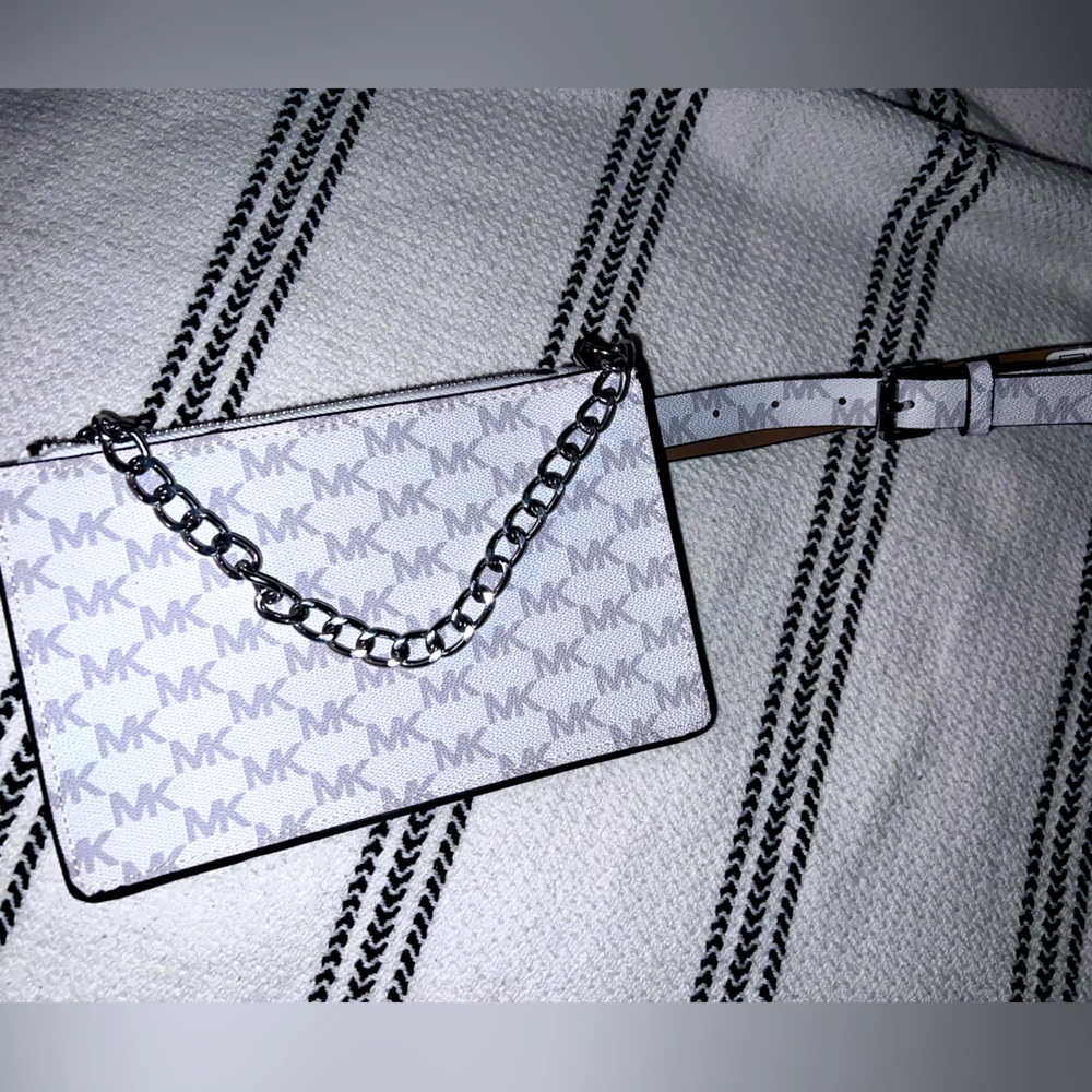 Michael Kors Signature Logo Fanny Pack
Belt Bag Wallet Size Small